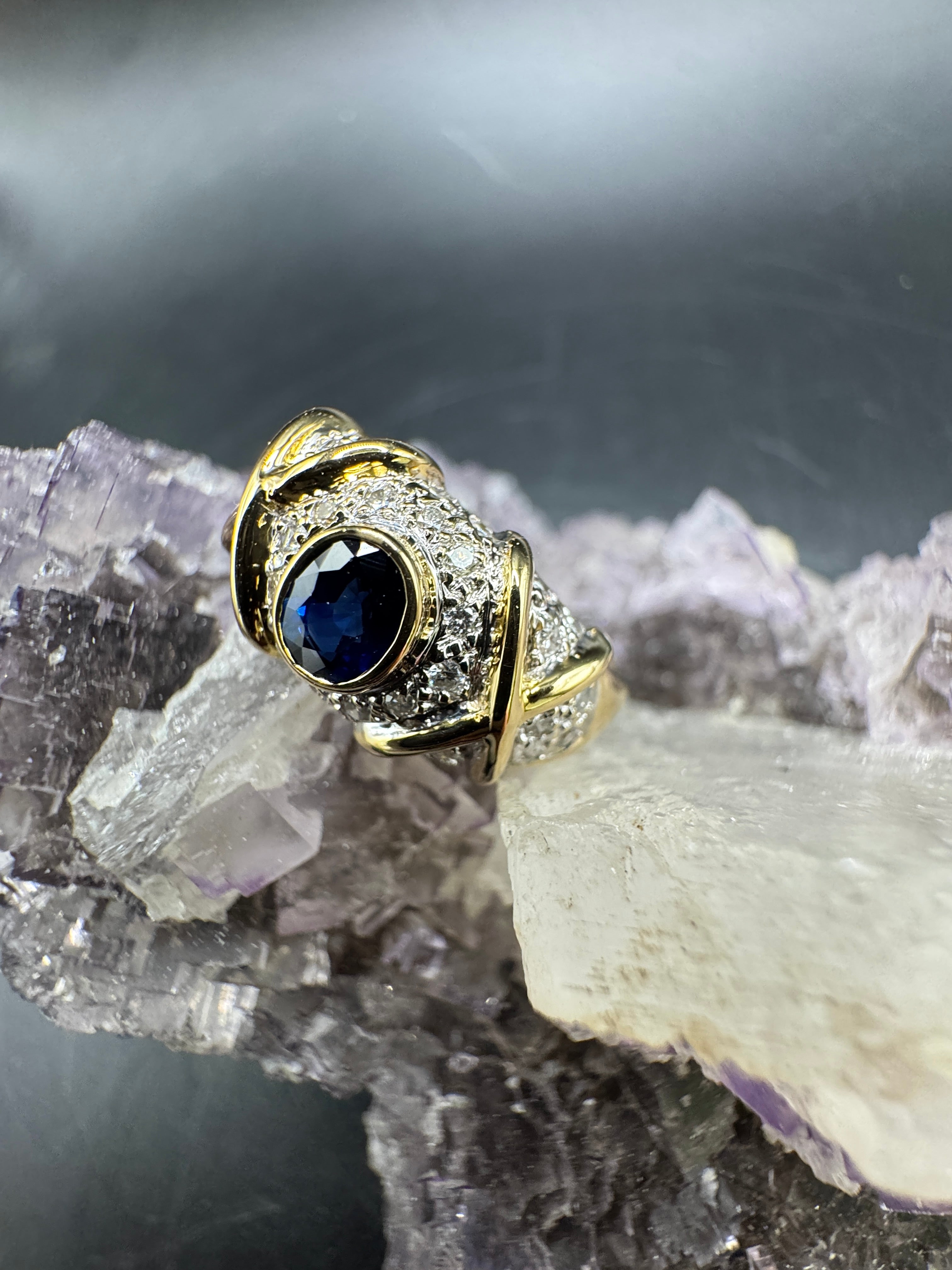 Ausgefallener Bicolor Ring in 18 Karat Gold mit Brillanten & Saphir