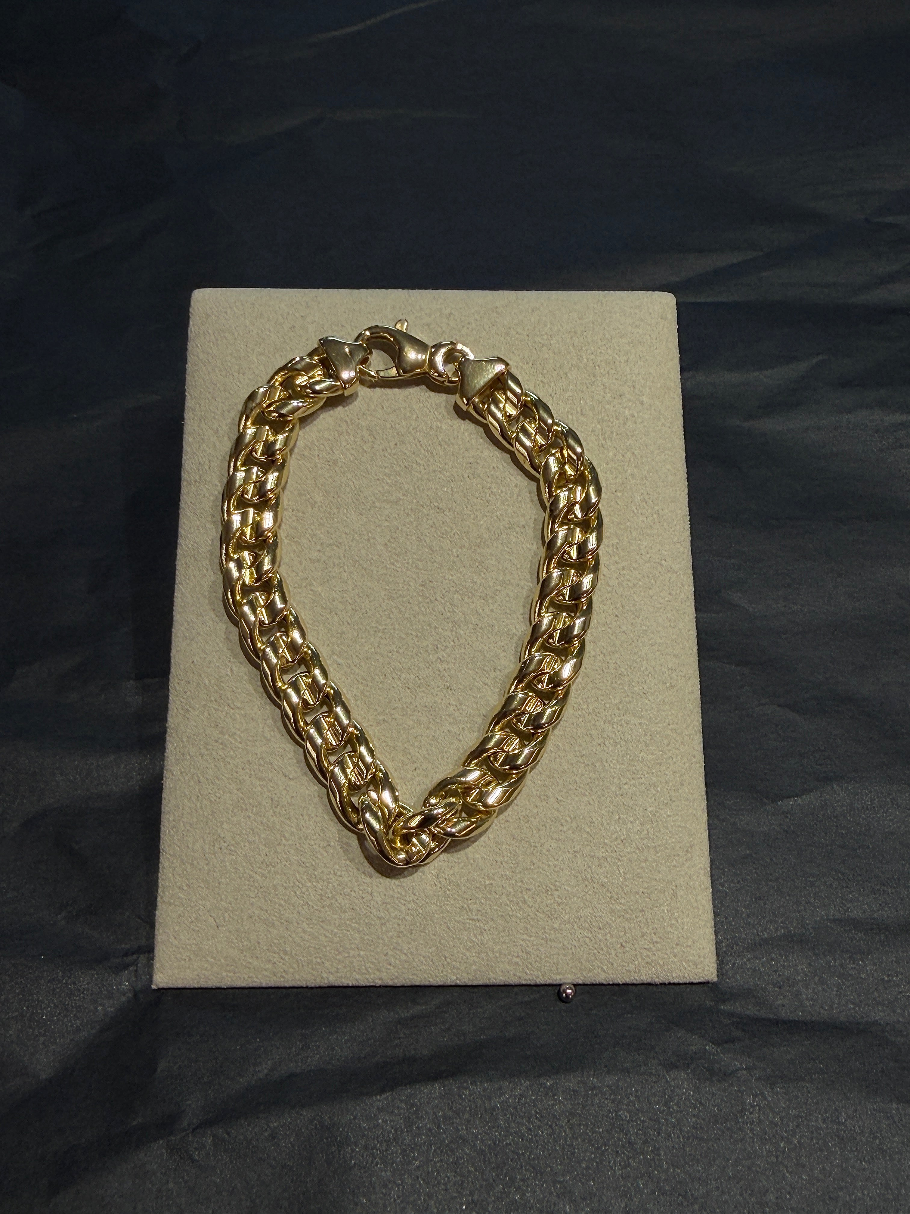 Wide curb-chain bracelet in 18 karat (750) yellow gold with lobster clasp