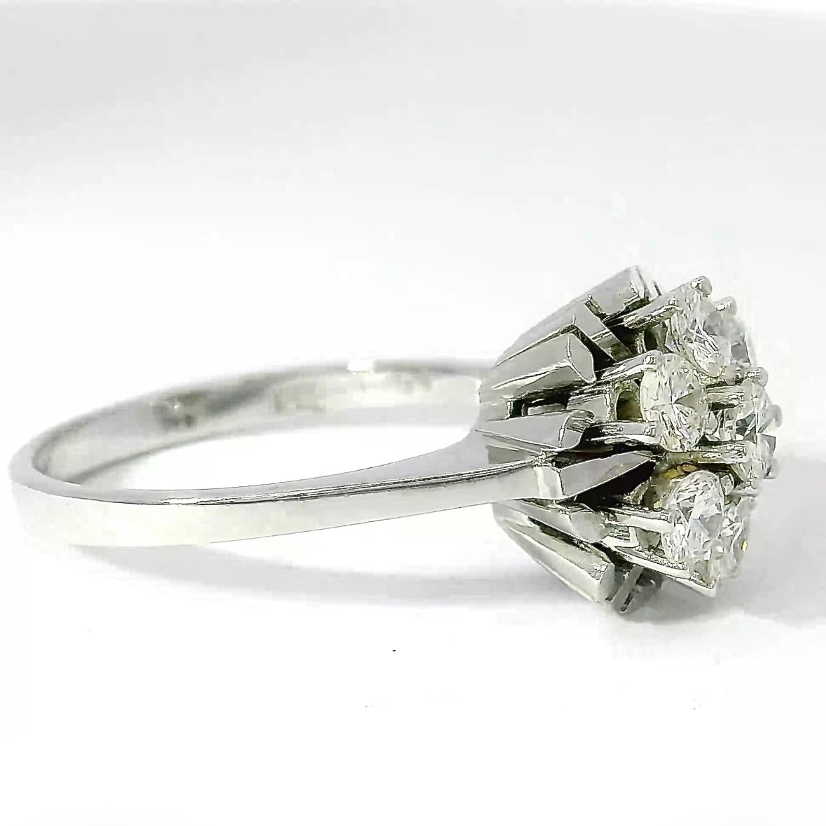 Zeitloser Cocktail Ring in 14 Karat Weißgold mit feinen Brillanten