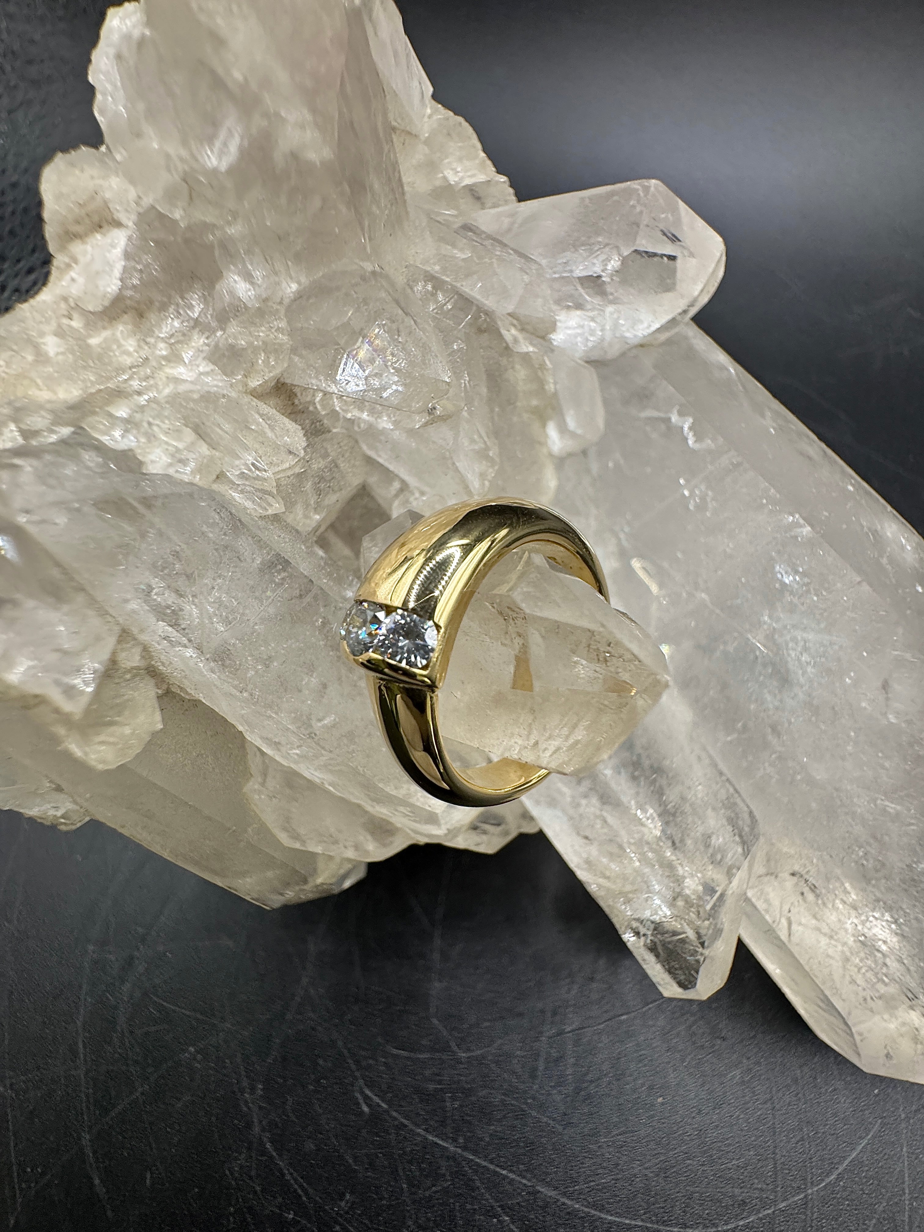 Handgefertigter Ring von Jaufmann in 18 Karat Gold mit Brillanten