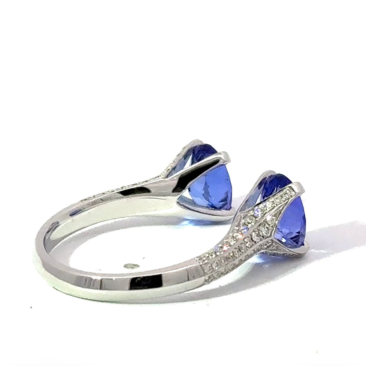 Ausgefallener Ring in 14 Karat Weißgold mit Tansaniten & Brillanten