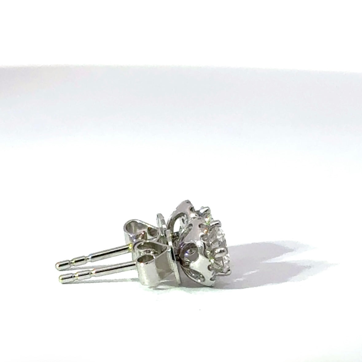 Moderne Brillantstecker in 18 Karat Weißgold mit hochfeinen Brillanten