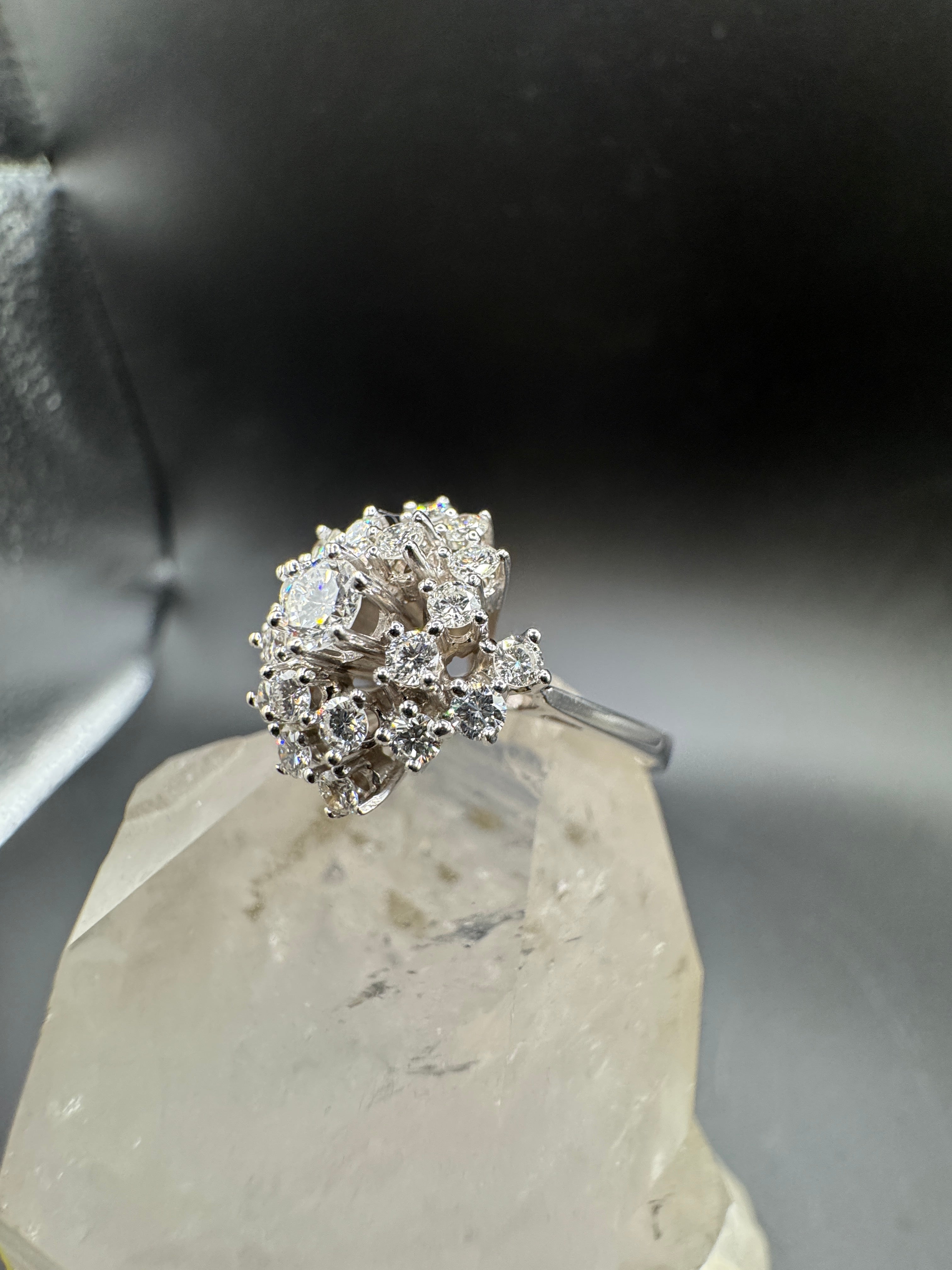 Steinbetonter Ring in 14 Karat Weißgold mit feinen Brillanten