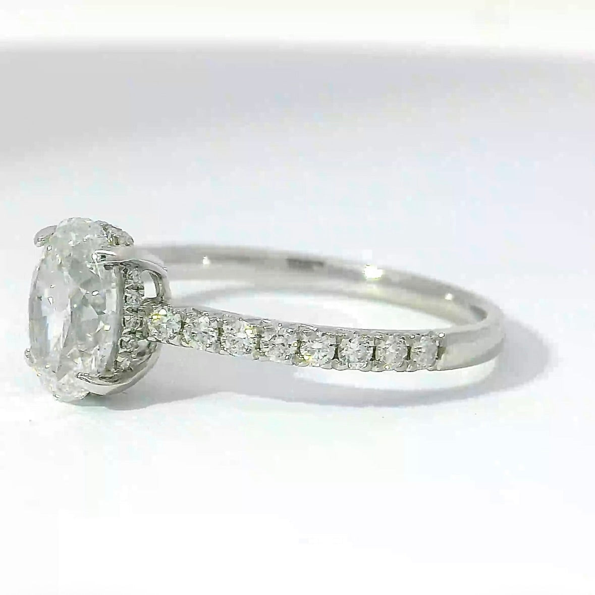 Wunderschöner Ring in 18 Karat Weißgold mit ovalem Brillanten & Pavé-Besatz
