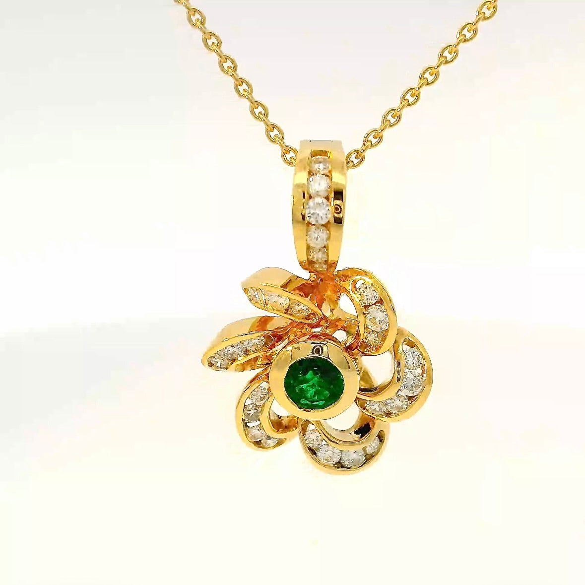 Handgefertigter Anhänger in 18 Karat Gelbgold mit Smaragd & Brillanten von Goldbaur