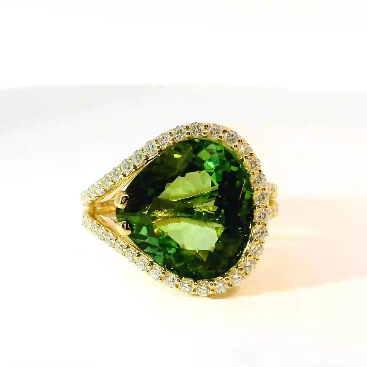 Edler Ring in 14 Karat Gelbgold mit hochfeinem Lagoon-Turmalin & Brillanten