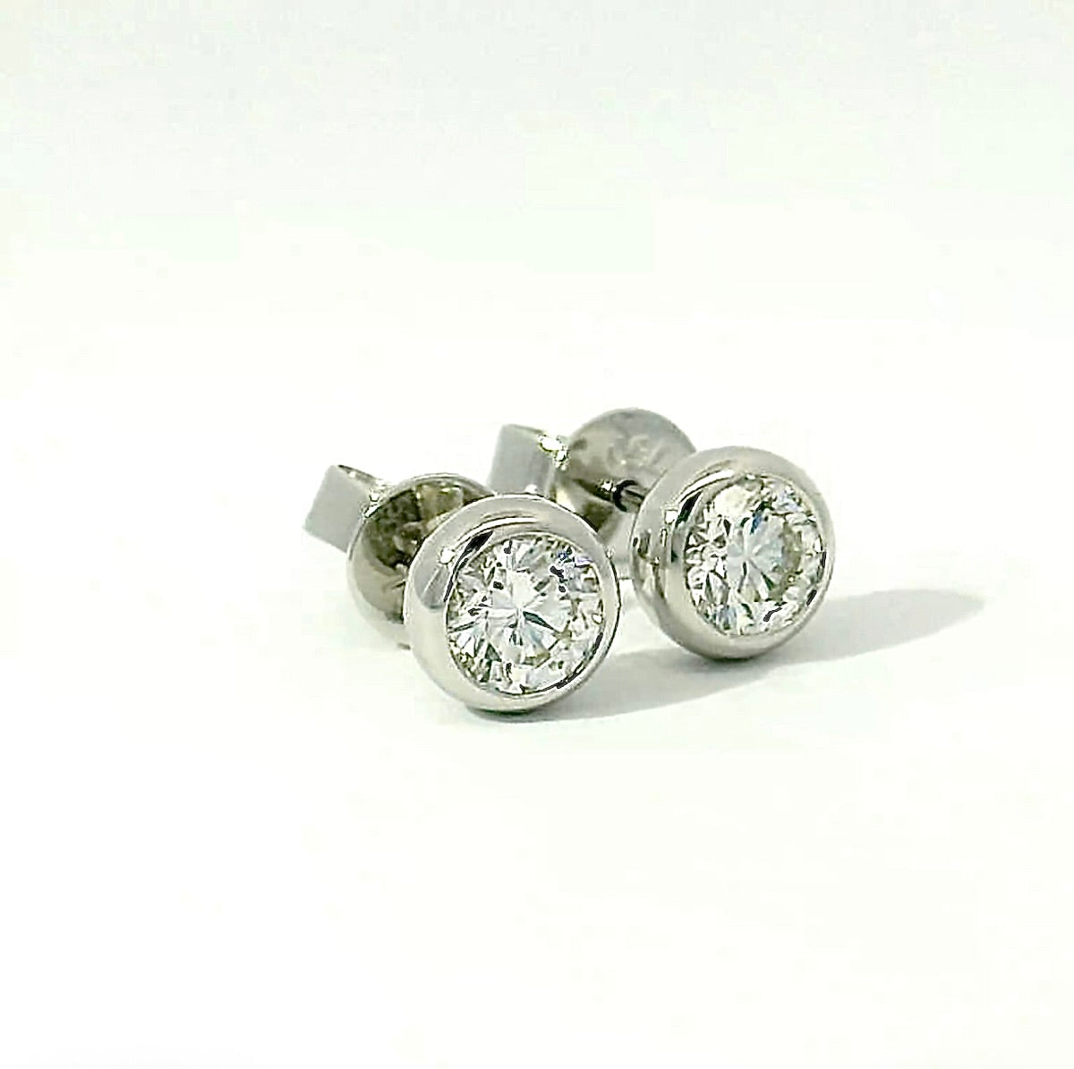 Moderne Brillantstecker in 18 Karat Weißgold mit hochfeinen Brillanten