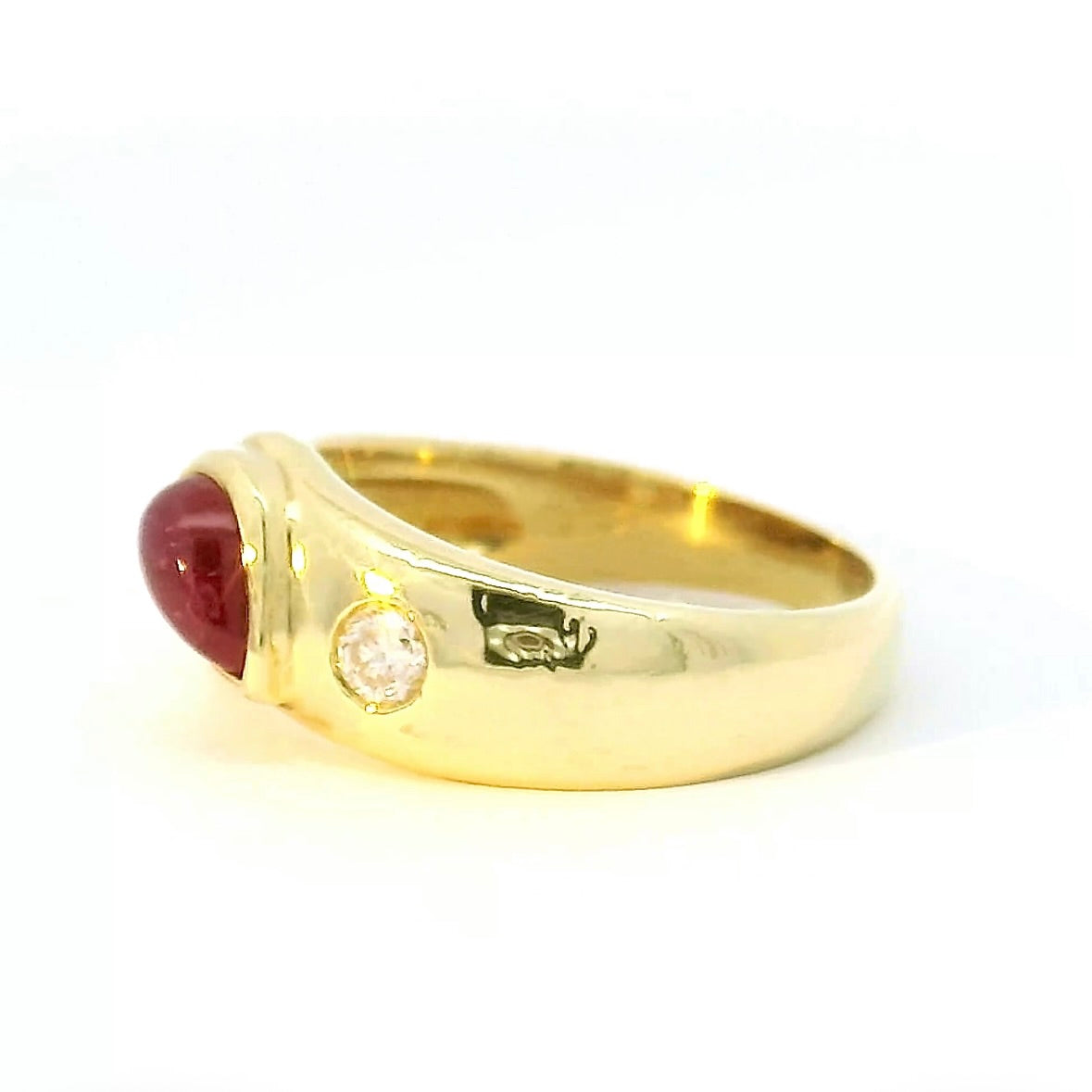 Eleganter Ring in 14 Karat Gelbgold mit Rubin & Brillant
