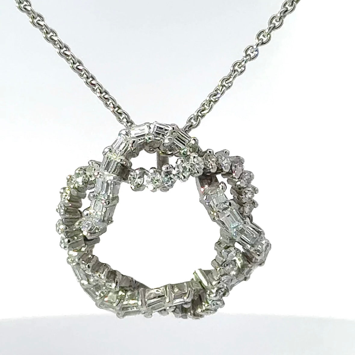 Ausgefallener Vintage-Anhänger in 18 Karat Weißgold mit Diamanten