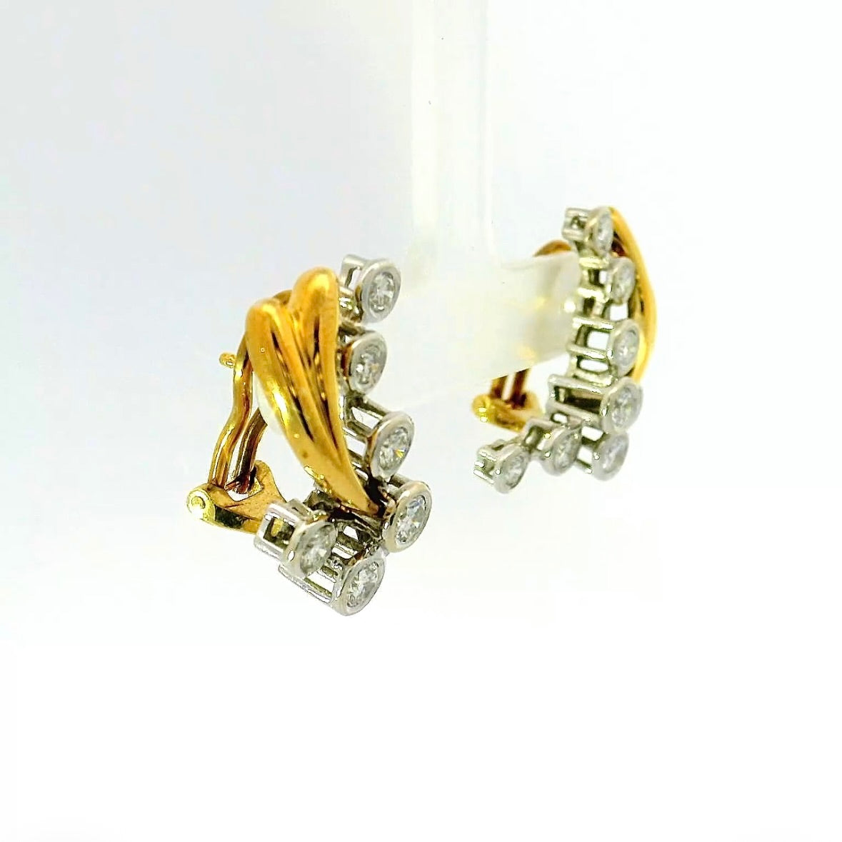 Fancy bicolor earrings in 18 karat gold with fine brilliant-cut diamonds