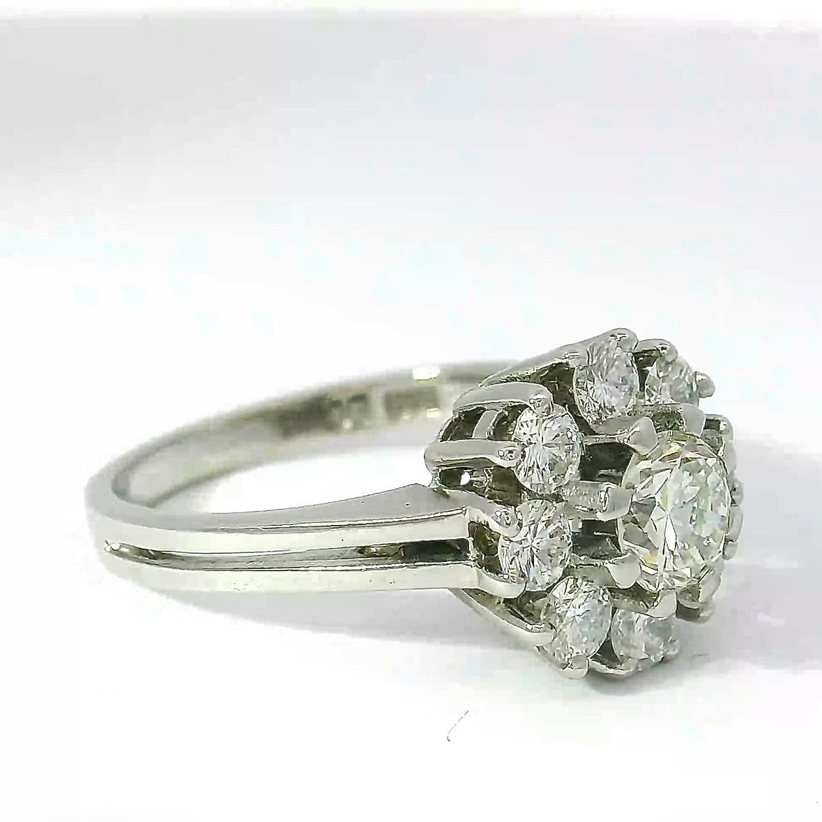 Zeitloser Entourage-Ring in 14 Karat Weißgold mit lebhaften Brillanten