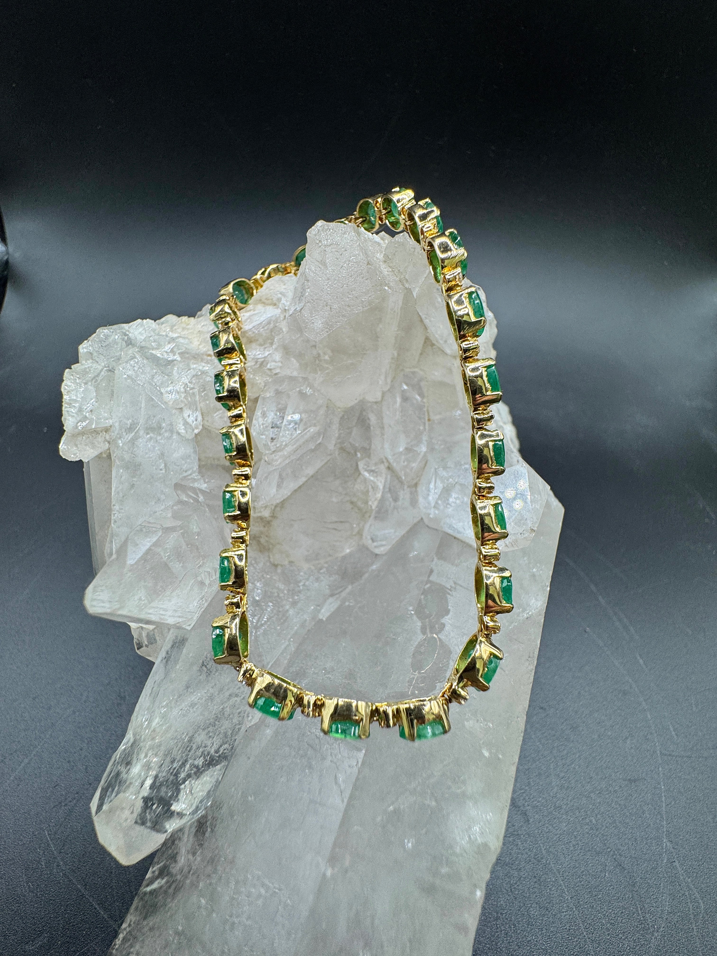 Steinbetontes Armband in 14 Karat Gelbgold mit Smaragden & Brillanten
