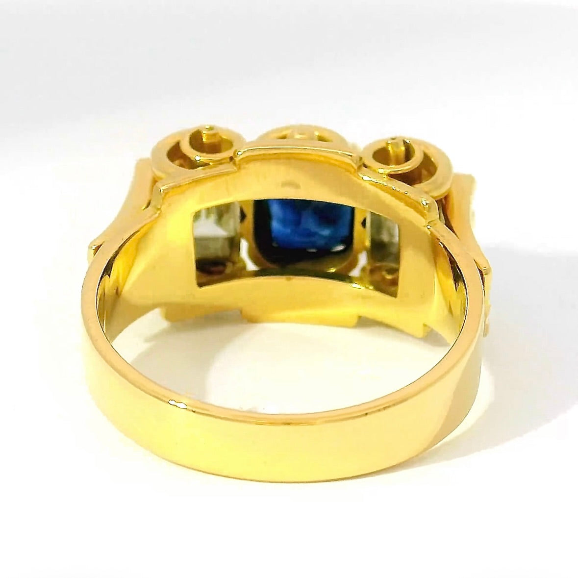 Handgefertigter Ring in 18 Karat Gelbgold mit blauem Saphir & Diamant-Baguettes