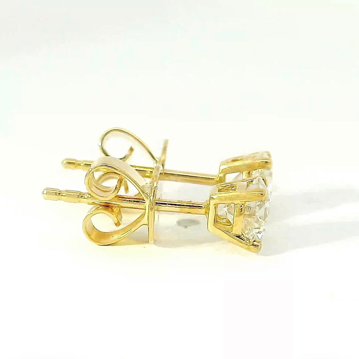 Moderne Brillantstecker in 18 Karat Gelbgold mit hochfeinen Brillanten