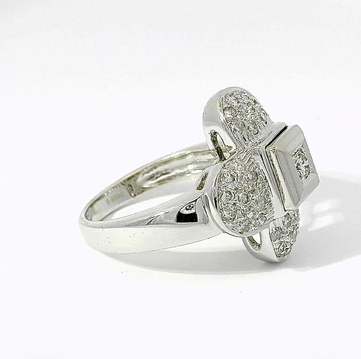Eleganter Ring in 14 Karat Weißgold mit Brillanten