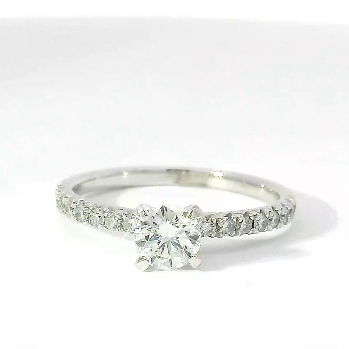 Feiner Solitär- & Verlobungsring in 18 Karat Weißgold mit hochfeinen Brillanten