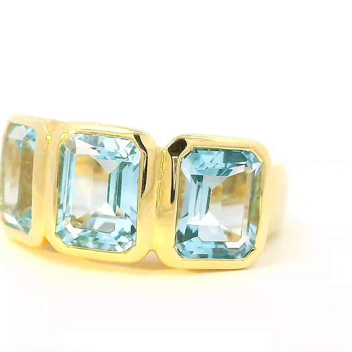 Markanter Ring in 14 Karat Gelbgold mit blauen Topasen