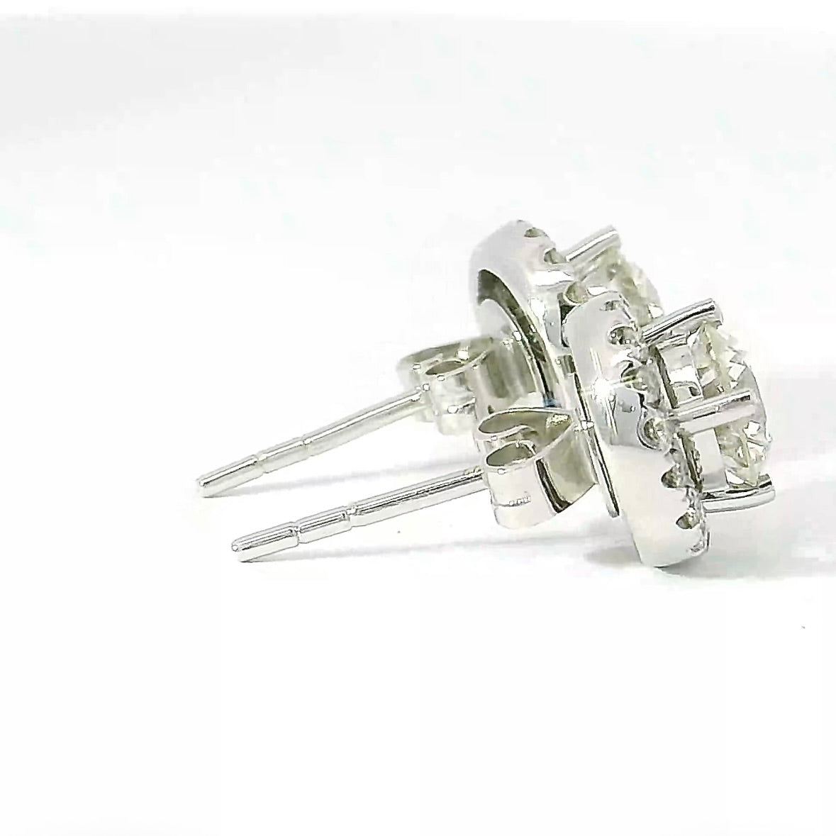 Moderne Ohrstecker in 18 Karat Weißgold mit feinen Brillanten