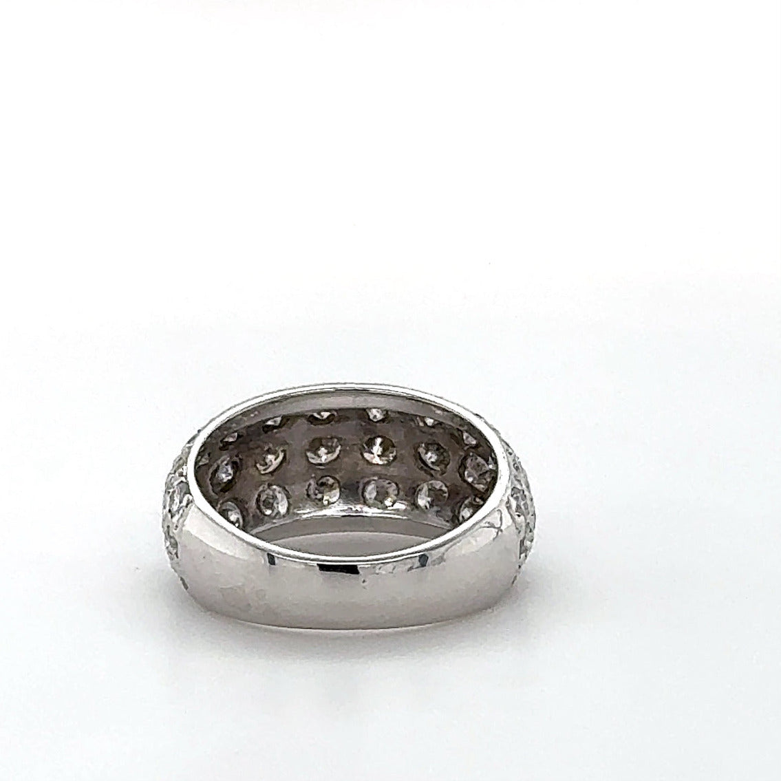 Wirkungsvoller Weißgoldring in 14 Karat mit hochfeinen Brillanten im Pavé-Verschnitt