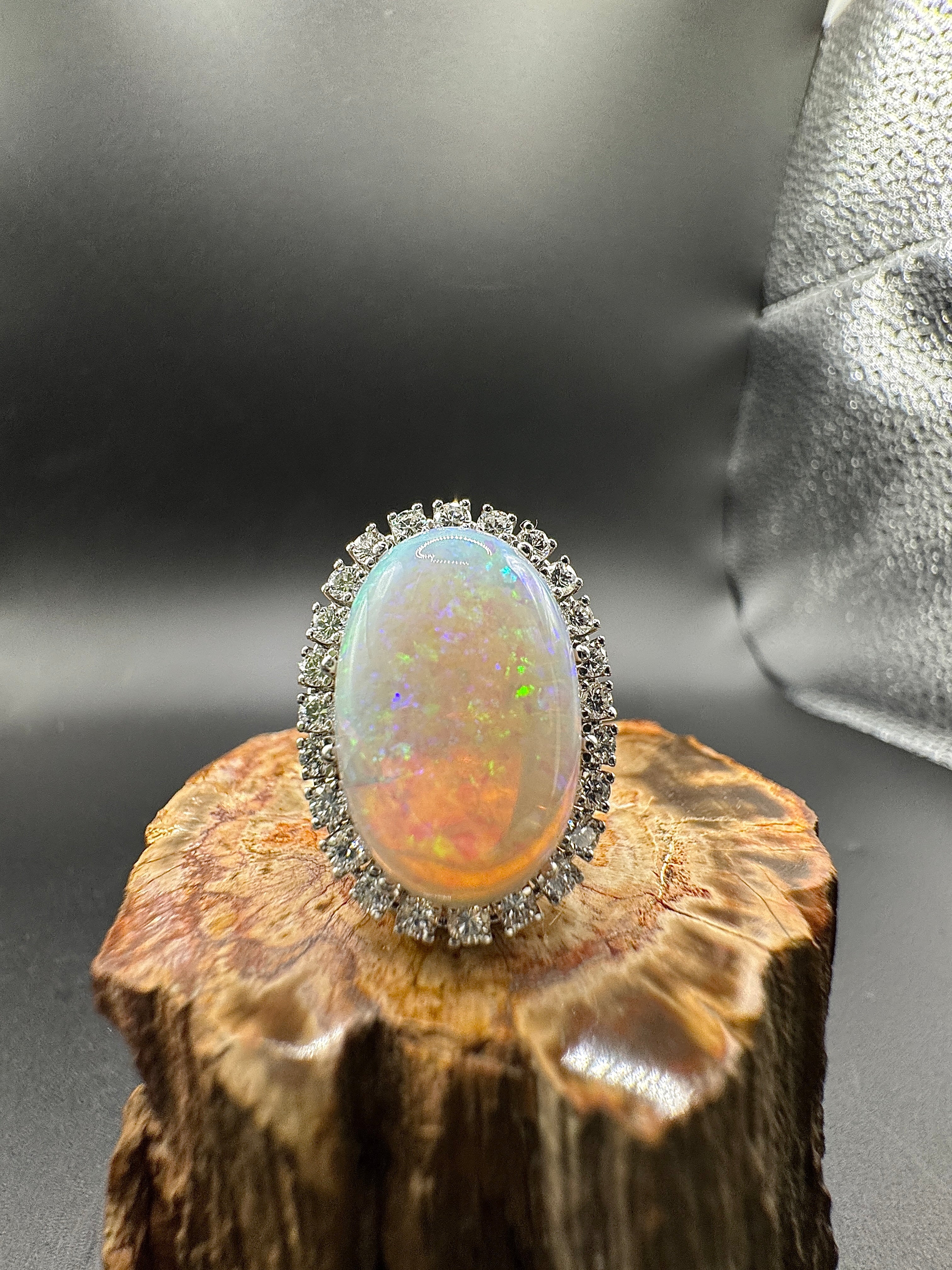 Hochfeiner Cocktailring in 18 Karat Weißgold mit austral. Opal & Brillanten