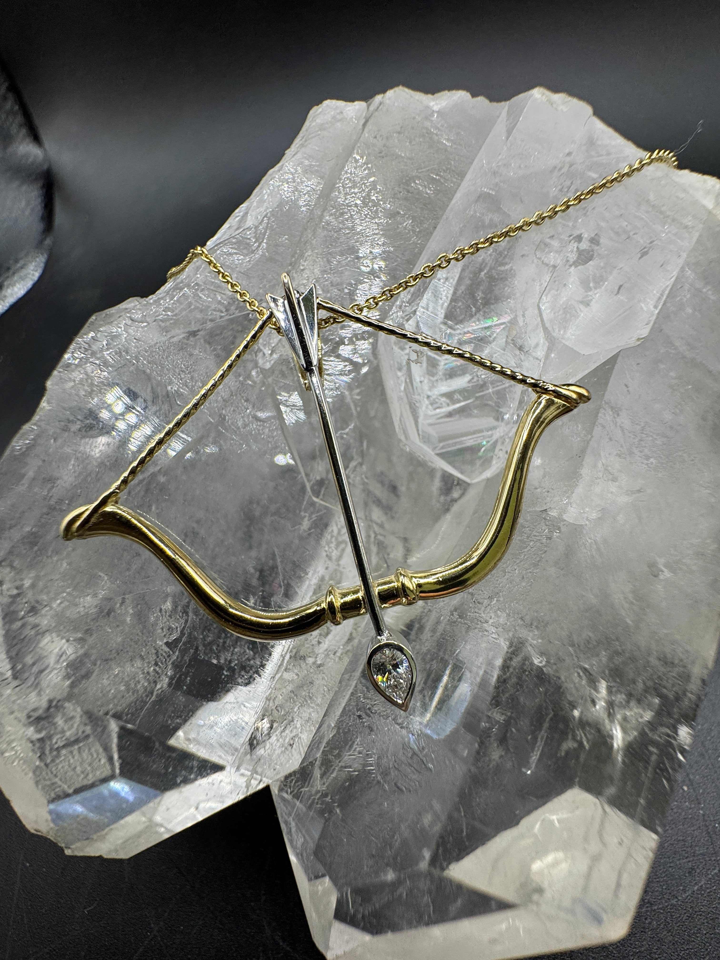 Amore Pfeil und Bogen in 14 Karat Gelbgold mit hochfeinen Brillant-Tropfen