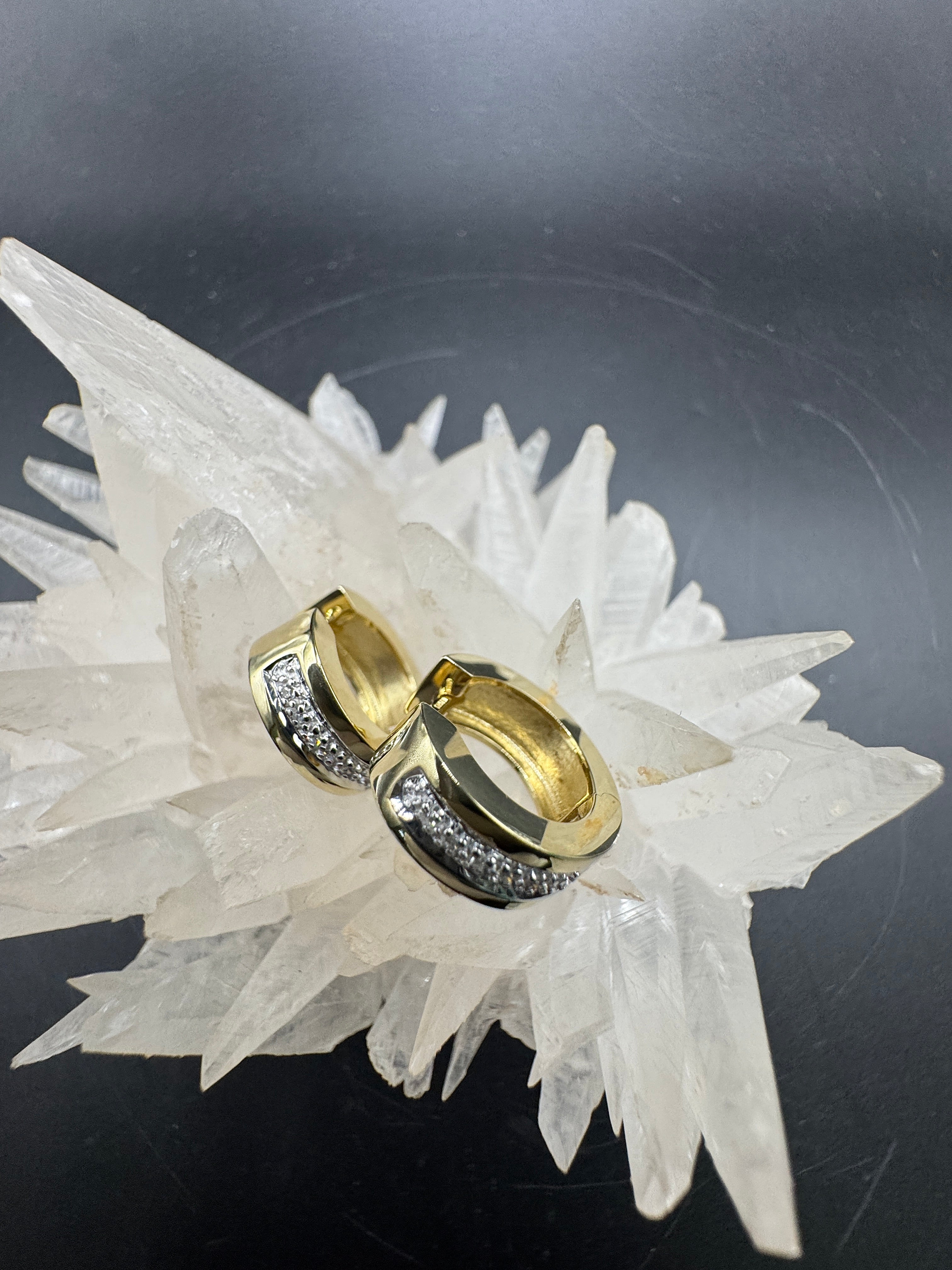 Zeitlose Kreolen in 14 Karat Gelbgold mit Diamanten