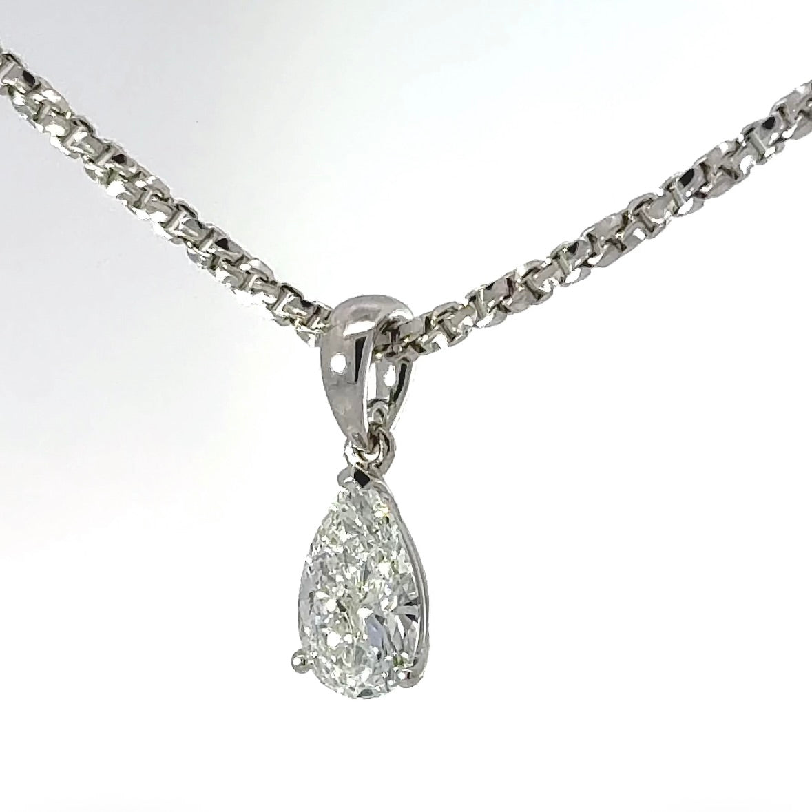 Elegant solitaire pendant in 18 carat white gold with IF brilliant in River (E)