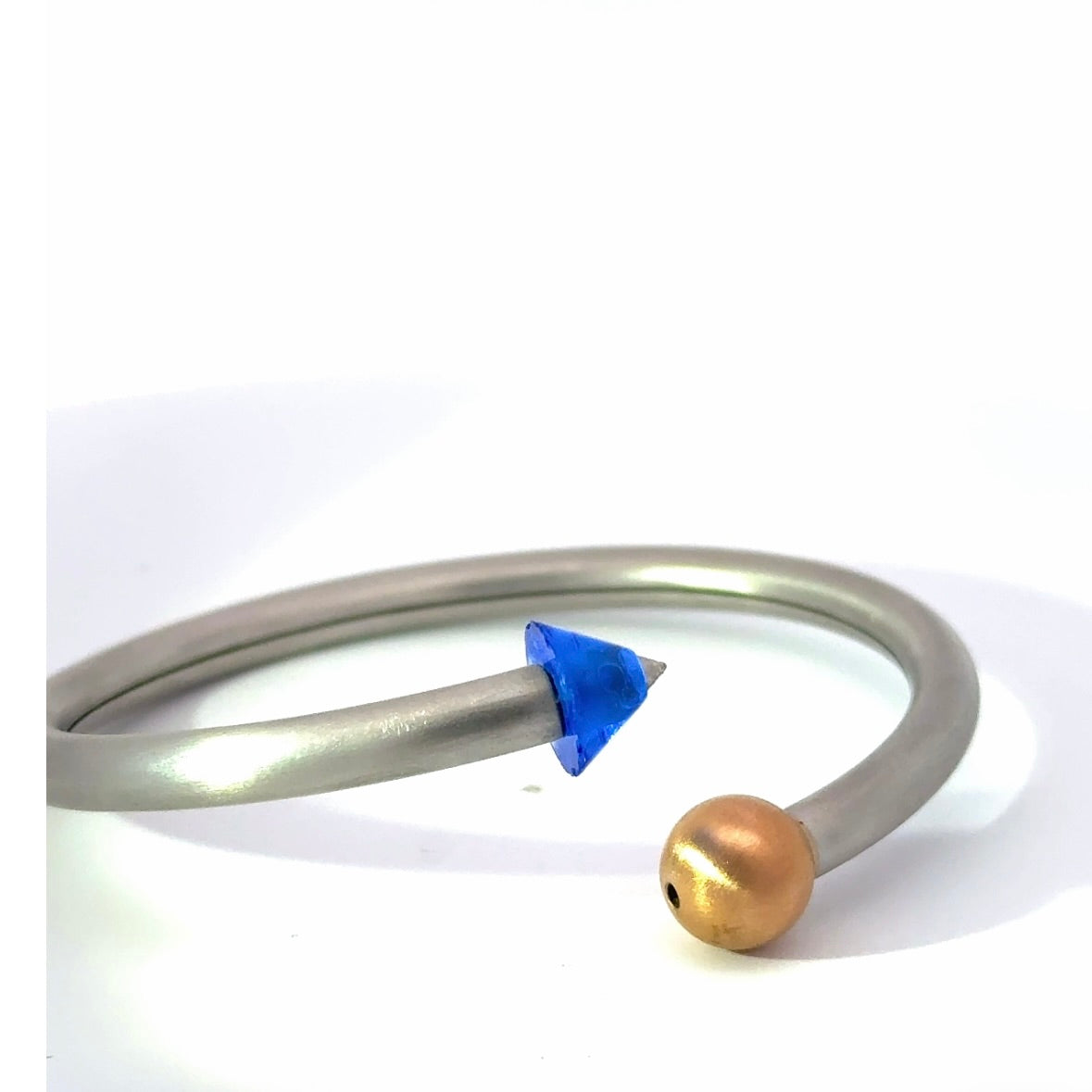 Armreif von Bunz Design in 950er Platin mit synt. blauem Saphir