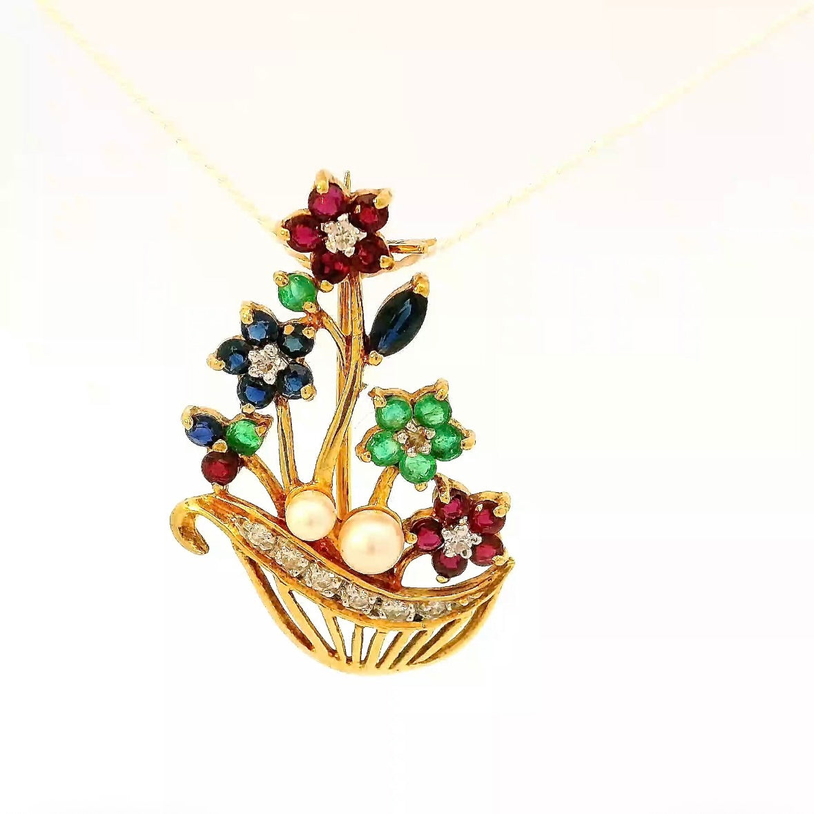 Farbenfrohe Brosche in 18 Karat Gelbgold mit Smaragd, Rubin, Saphir & Brillanten