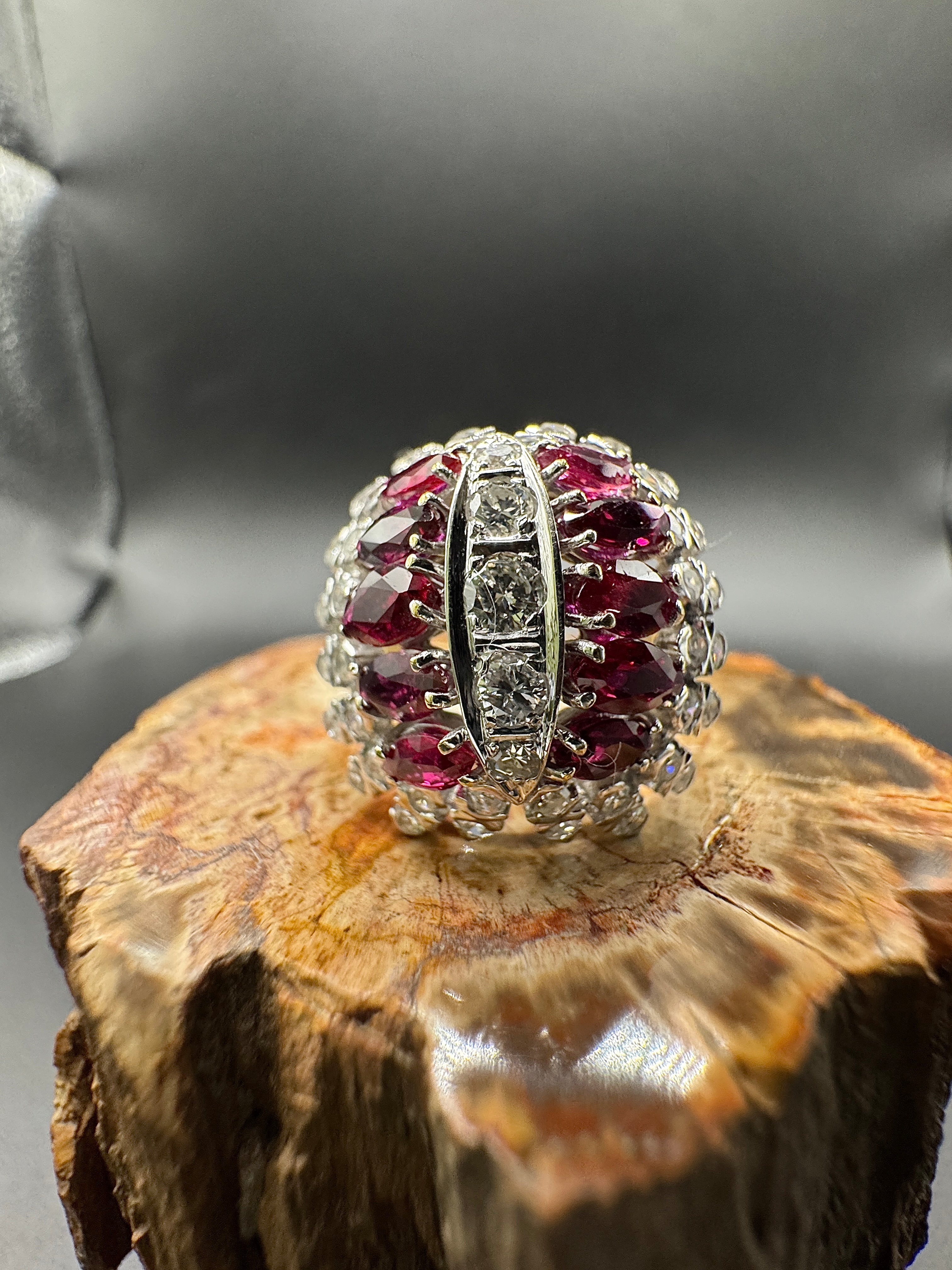 Extravagant cocktail ring in 18 karat gold with rubies and brilliant-cut diamonds