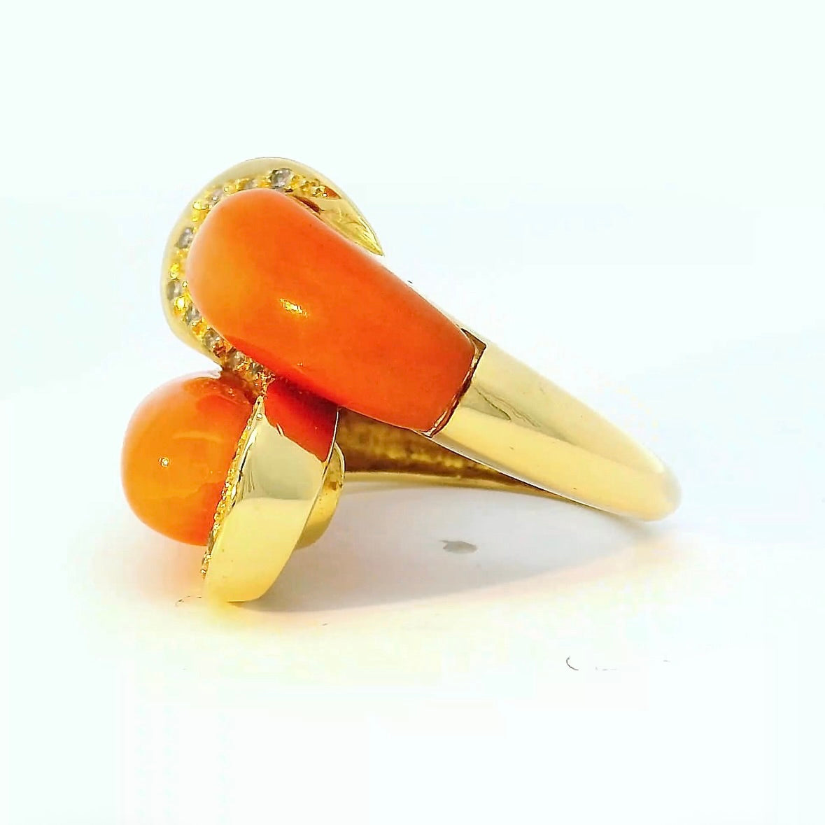 Eleganter Ring in 18 Karat Gelbgold mit Engelshautkoralle & Diamanten