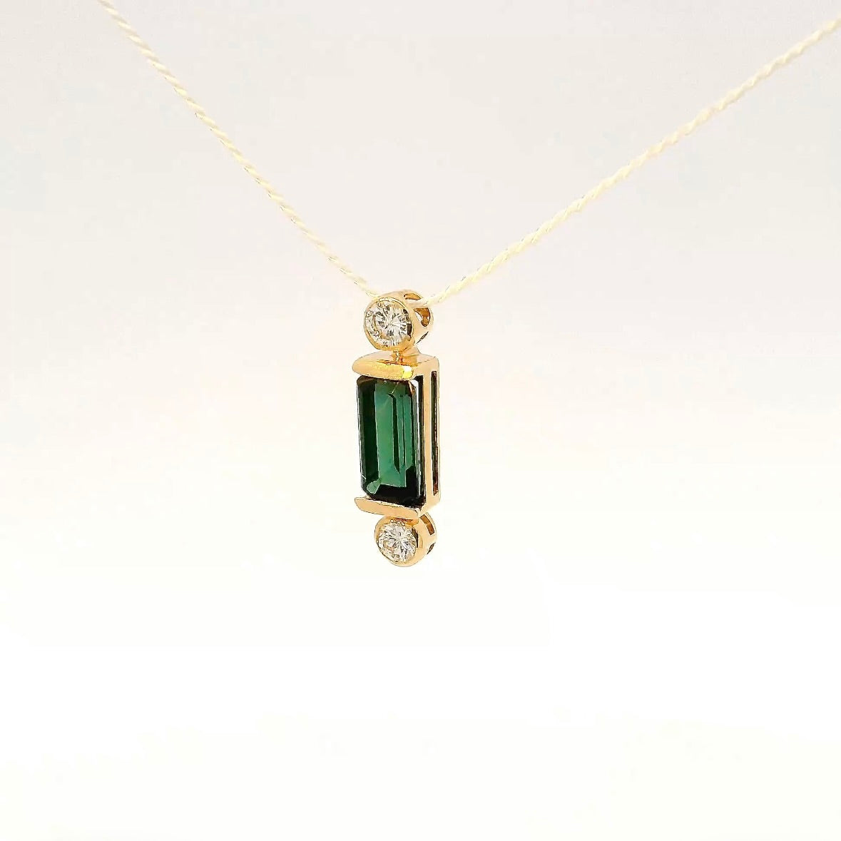 Eleganter Anhänger in 14 Karat Gelbgold mit grünem Turmalin & Brillanten
