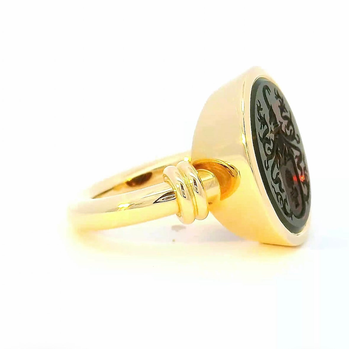 Handgefertigter Augsburger Ring in 18 Karat Gelbgold mit Granat-Siegel