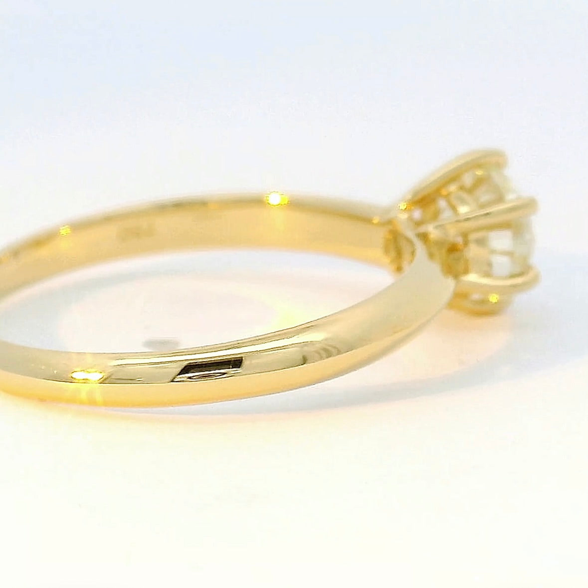 Moderner Solitärring in 18 Karat Gelbgold mit 1,02 Karat Brillant