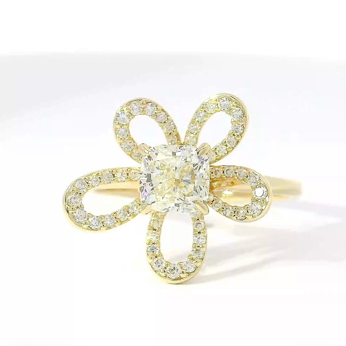 Besonderer Ring in 14 Karat Gelbgold mit Einkaräter & Brillanten