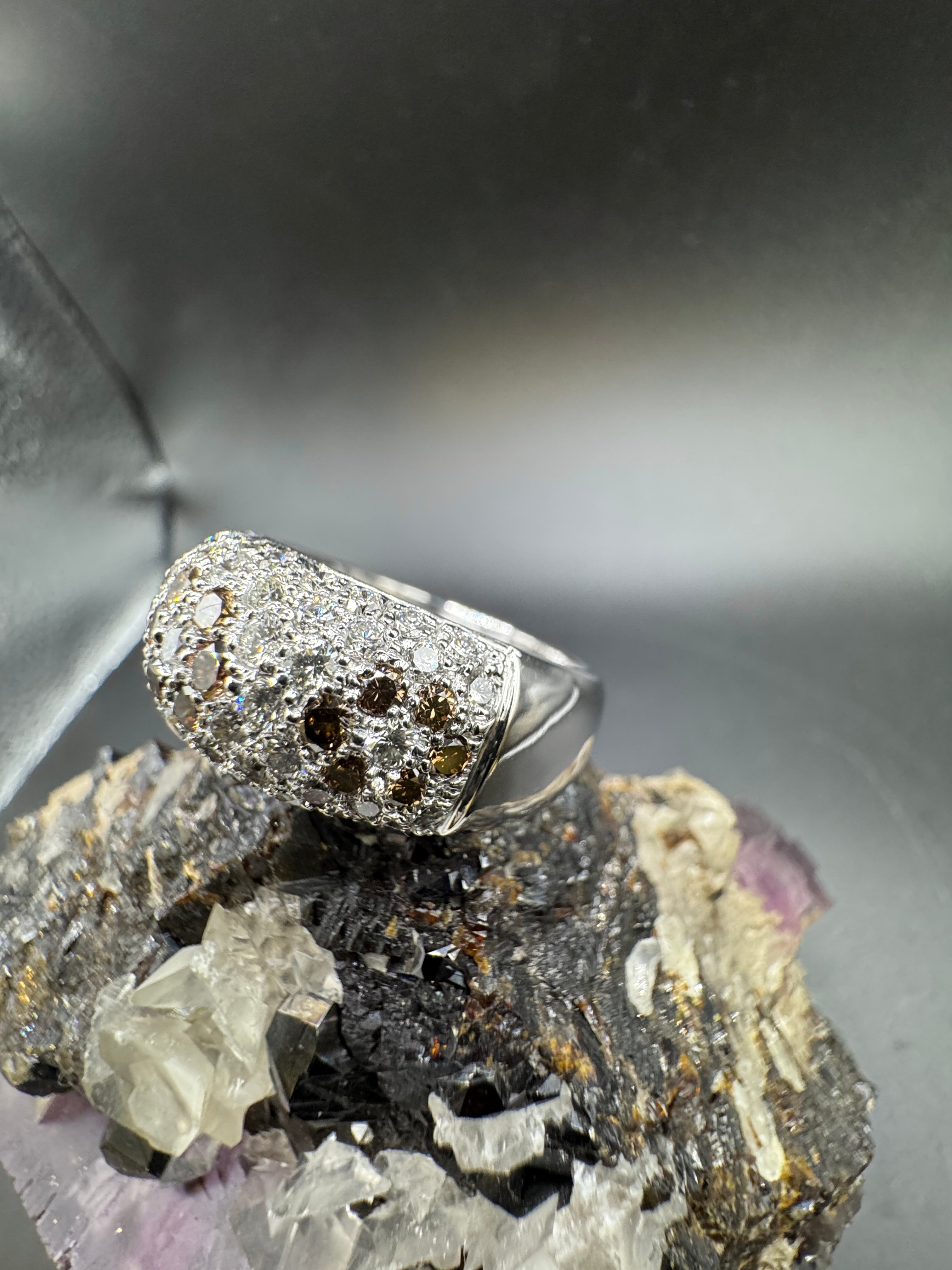 Elegant 18 karat (750) white gold ring with brilliant-cut and fancy-cut diamonds