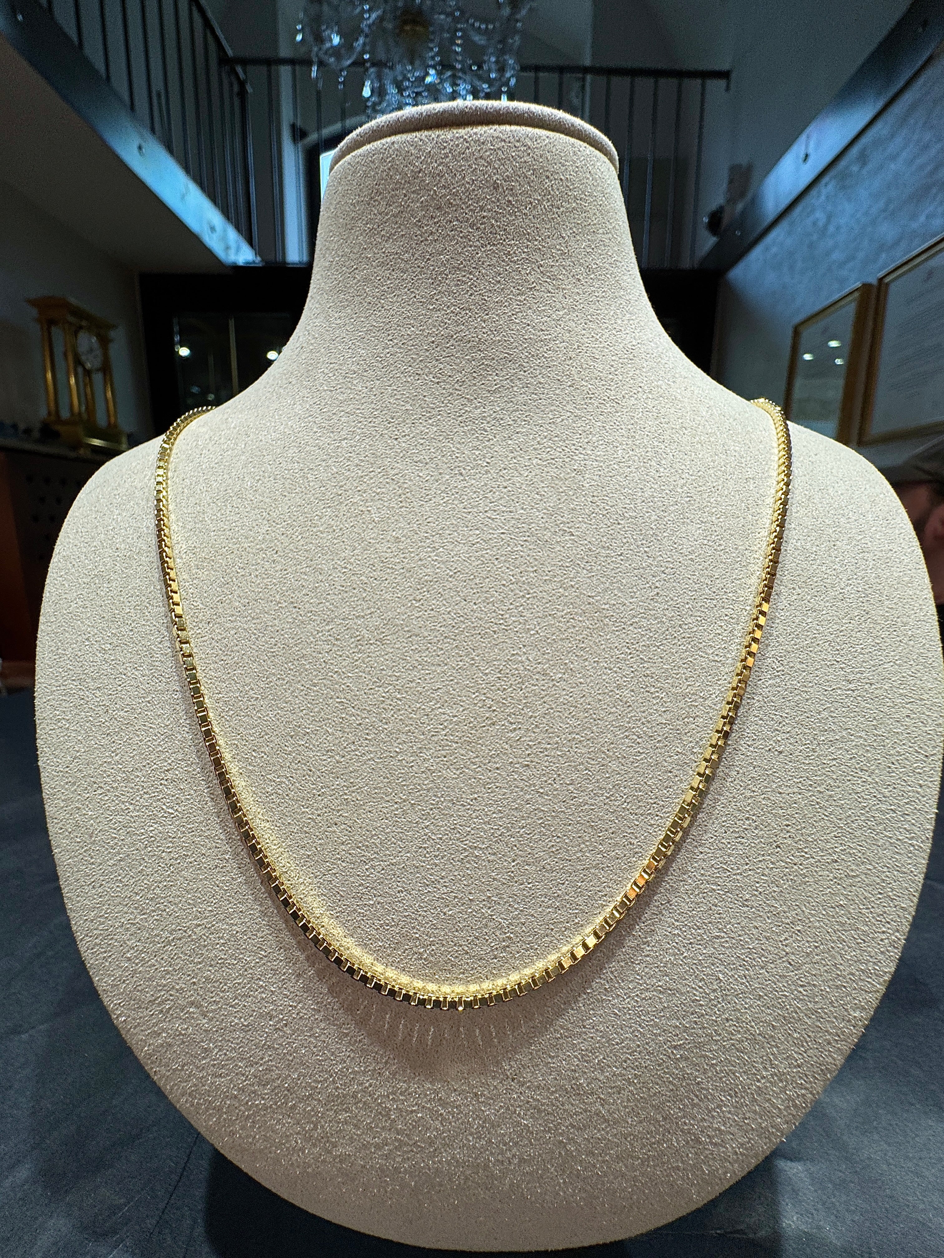Luminous Venetian chain in 8 karat yellow gold with a spring ring clasp