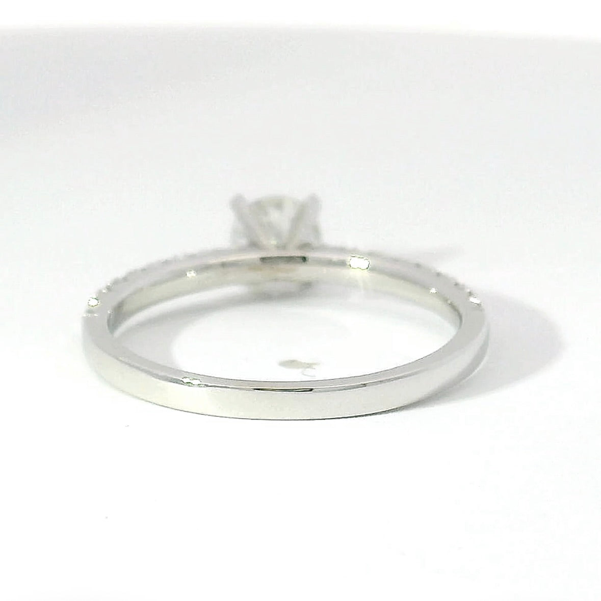 Feiner Solitär- & Verlobungsring in 18 Karat Weißgold mit hochfeinen Brillanten