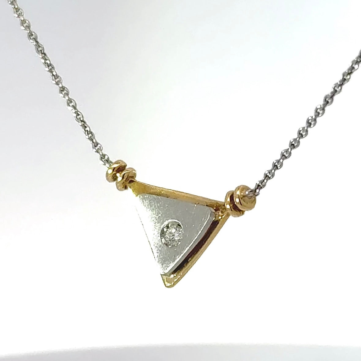 Elegantes Collier in 18 Karat Gelbgold und 950er Platin mit Brillant