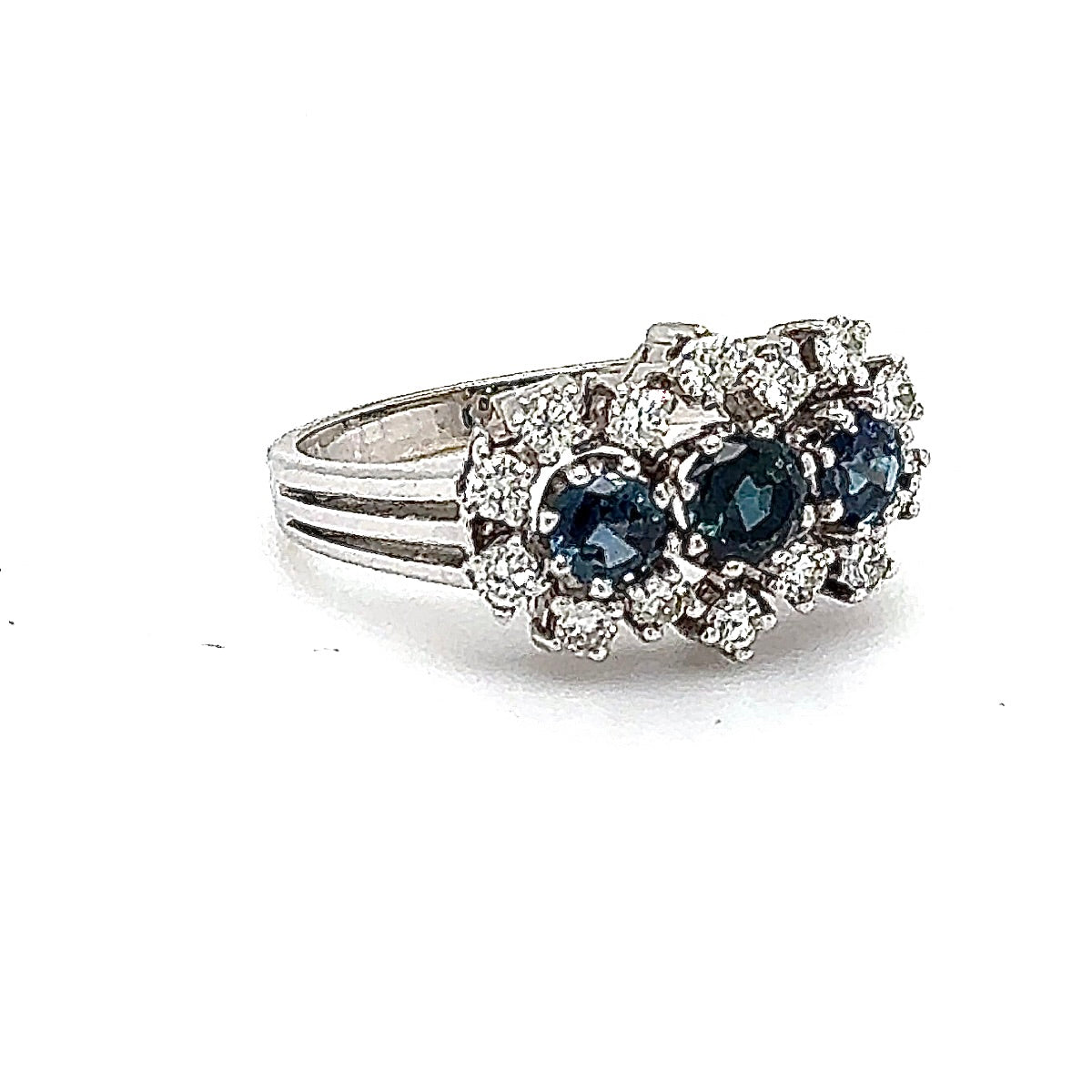 Dekorativer Ring in 14 Karat Weißgold mit feinen Saphiren & Brillanten