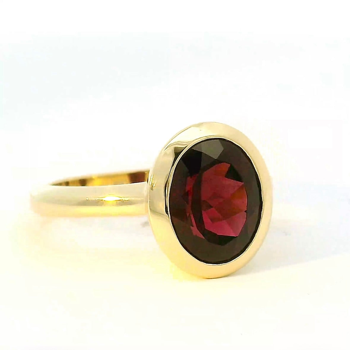 Edler Ring in 14 Karat Gelbgold mit rotem Granat von R. H. Becker
