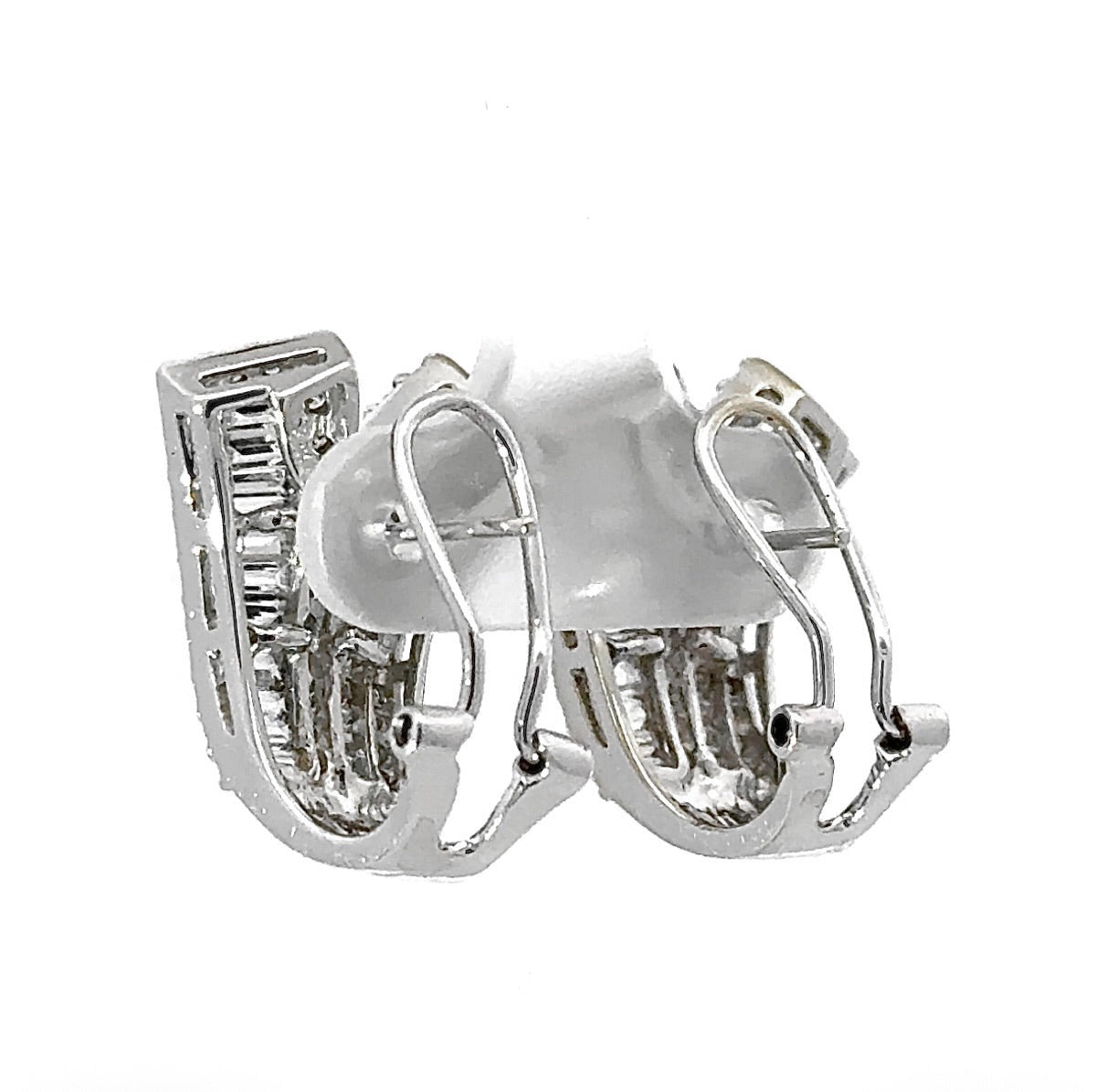 Exciting earrings in 18 carat white gold with brilliant-cut diamonds & baguette diamonds