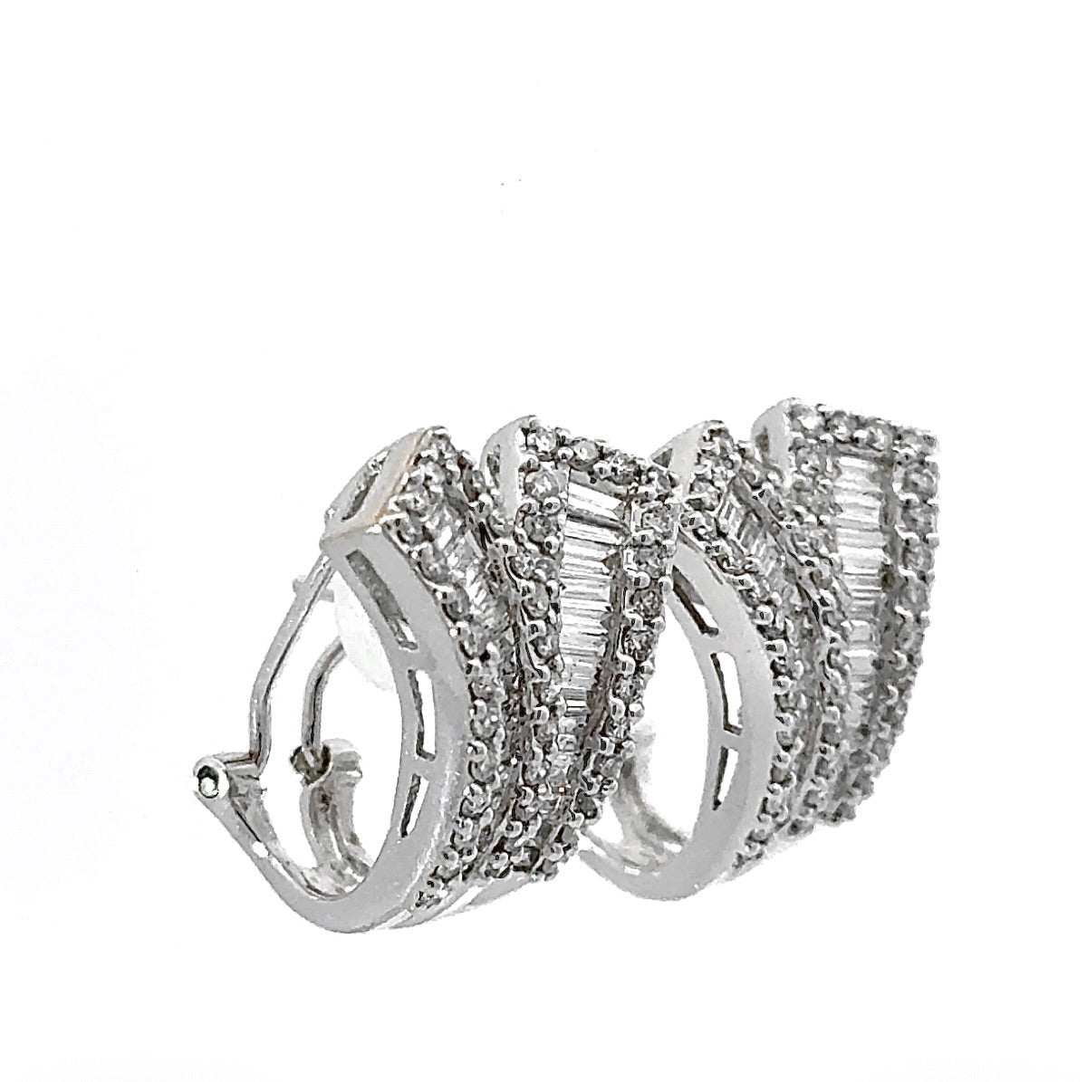 Exciting earrings in 18 carat white gold with brilliant-cut diamonds & baguette diamonds