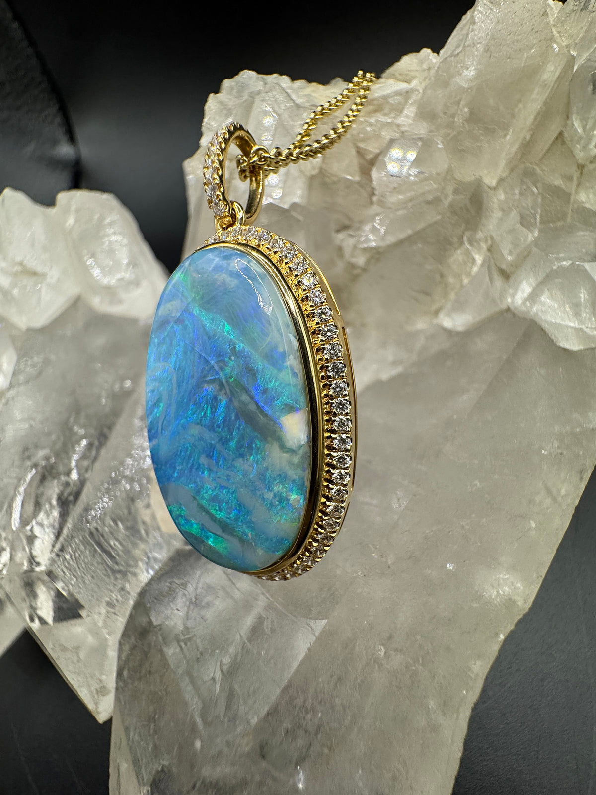 Prunkvoller Anhänger in 18 Karat Gelbgold mit australischem Boulderopal & Brillanten