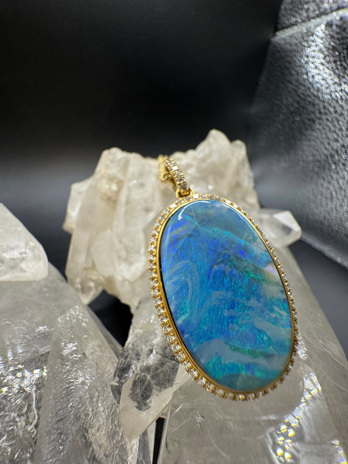 Prunkvoller Anhänger in 18 Karat Gelbgold mit australischem Boulderopal & Brillanten