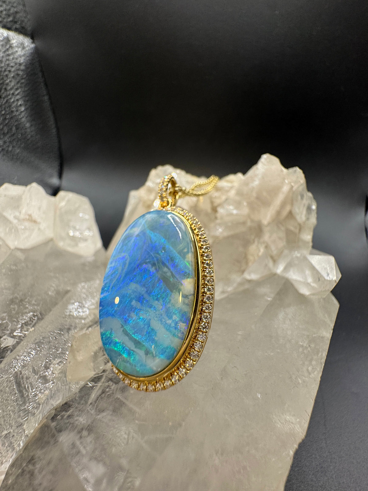 Prunkvoller Anhänger in 18 Karat Gelbgold mit australischem Boulderopal & Brillanten