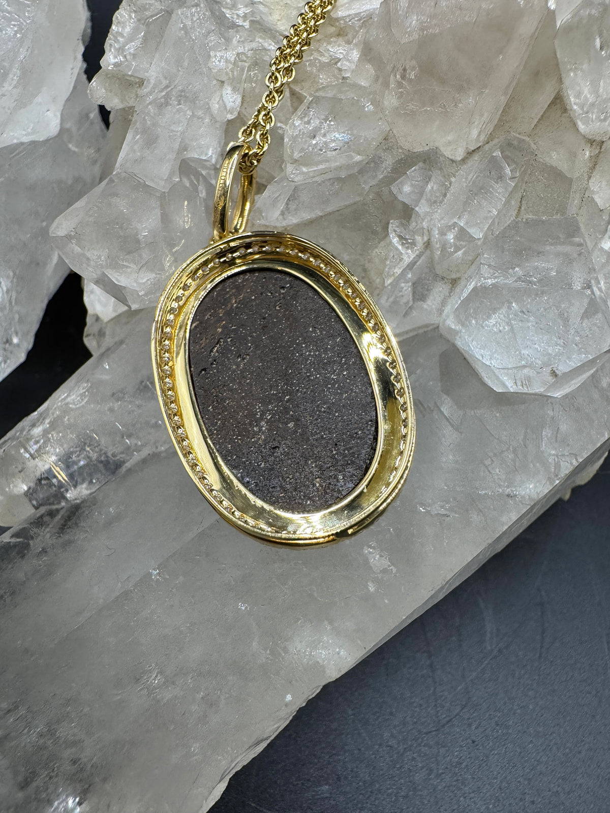 Prunkvoller Anhänger in 18 Karat Gelbgold mit australischem Boulderopal & Brillanten