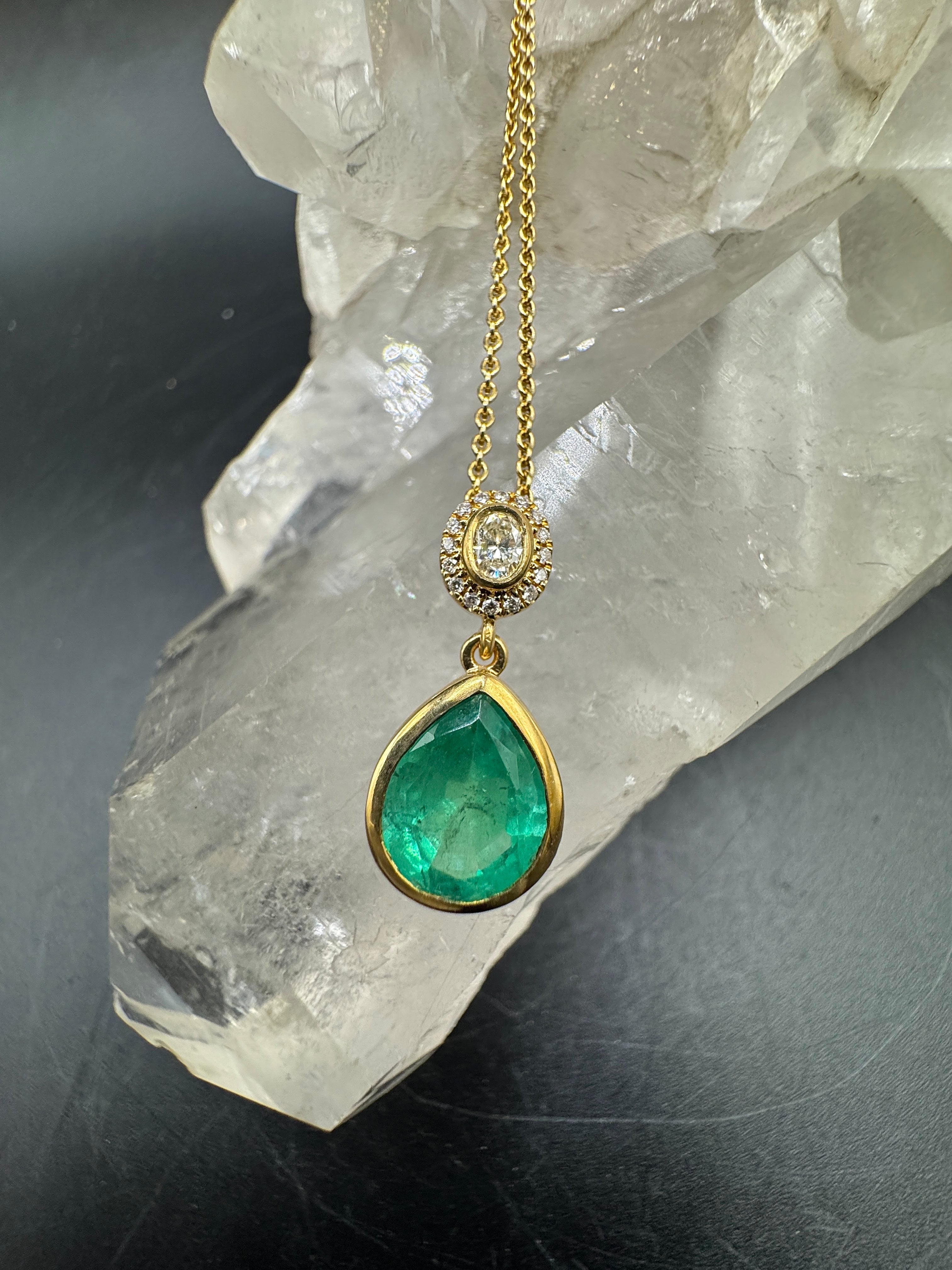 Moderner Anhänger in 18 Karat Gelbgold mit Smaragd & Brillanten