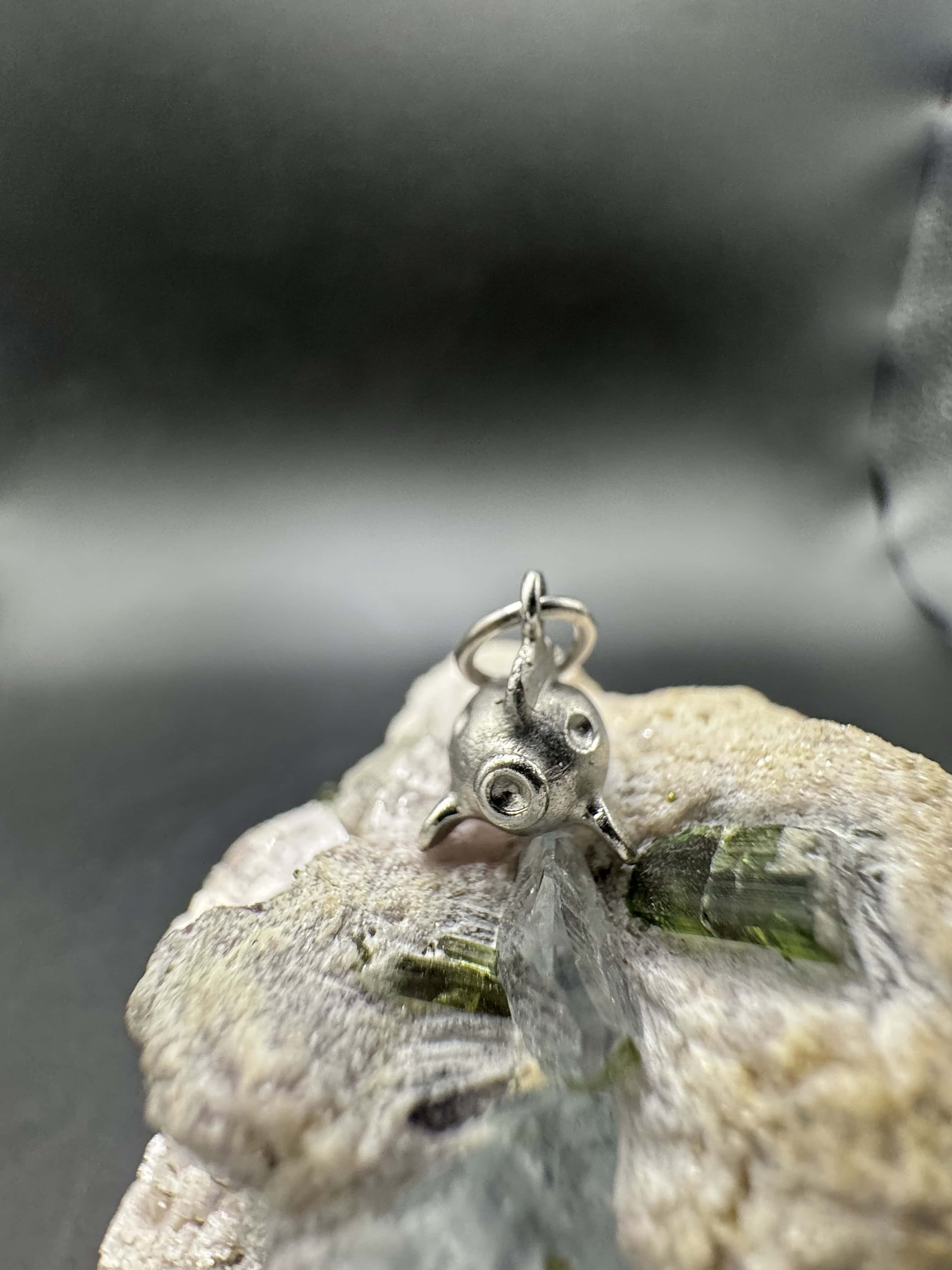 Handgefertigter Kugelfisch-Anhänger in 18 Karat Weißgold von Schmedding