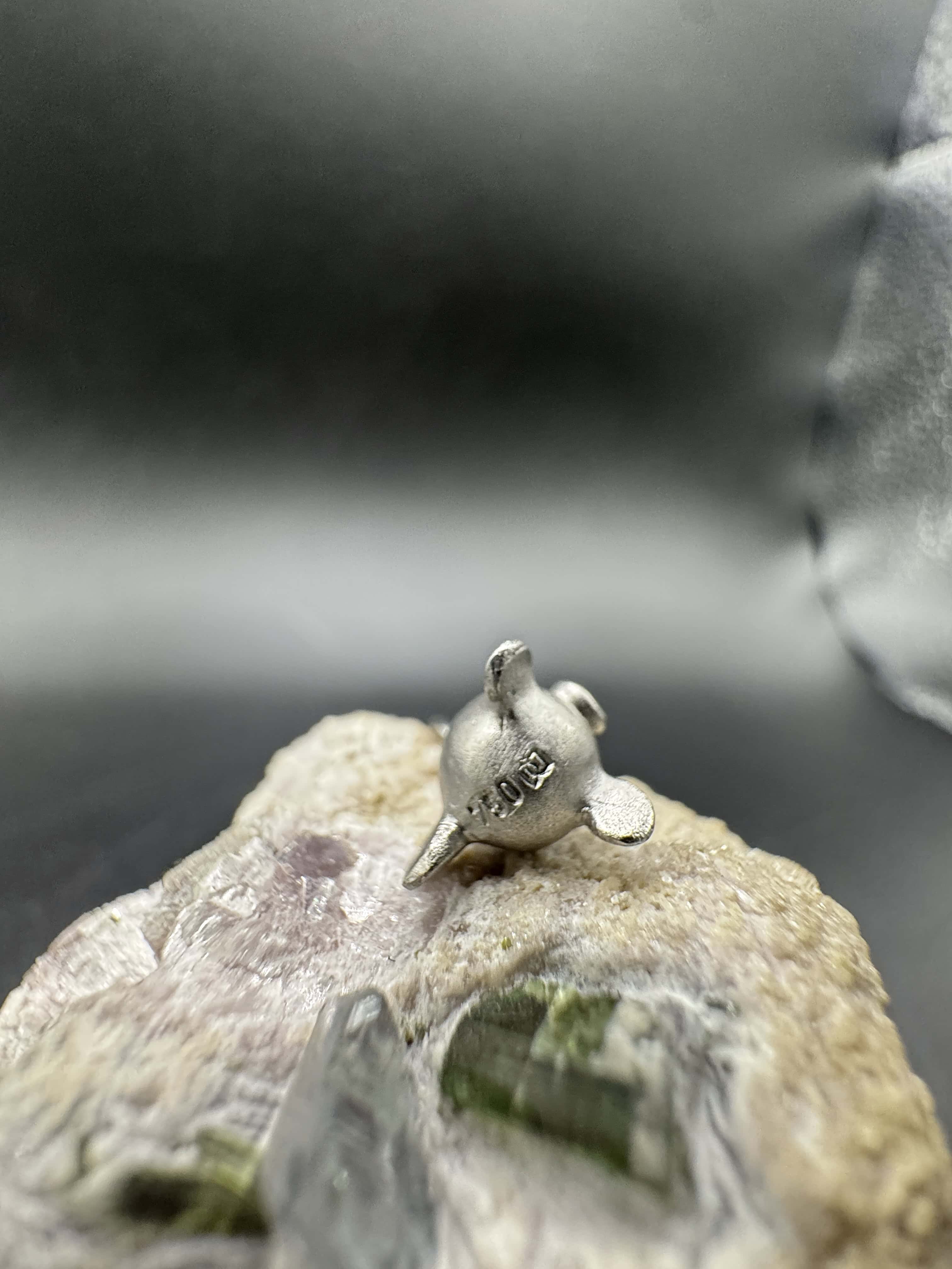 Handgefertigter Kugelfisch-Anhänger in 18 Karat Weißgold von Schmedding
